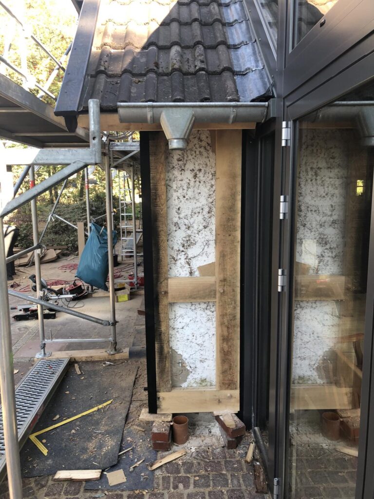 Erstellung einer Fachwerkfassade vor dem Giebel aus Massivmauerwerk