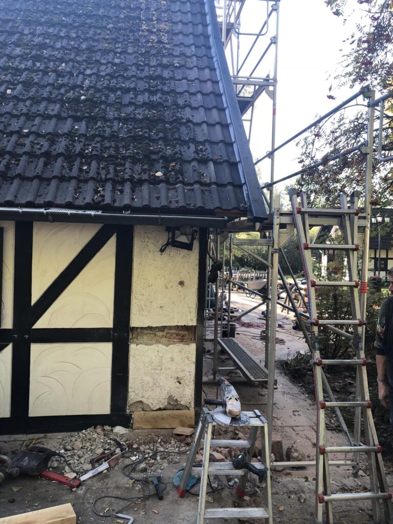 Erstellung einer Fachwerkfassade vor dem Giebel aus Massivmauerwerk