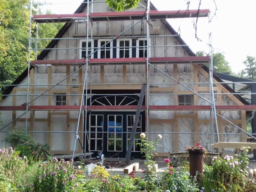 Erstellung einer Fachwerkfassade vor dem Giebel aus Massivmauerwerk