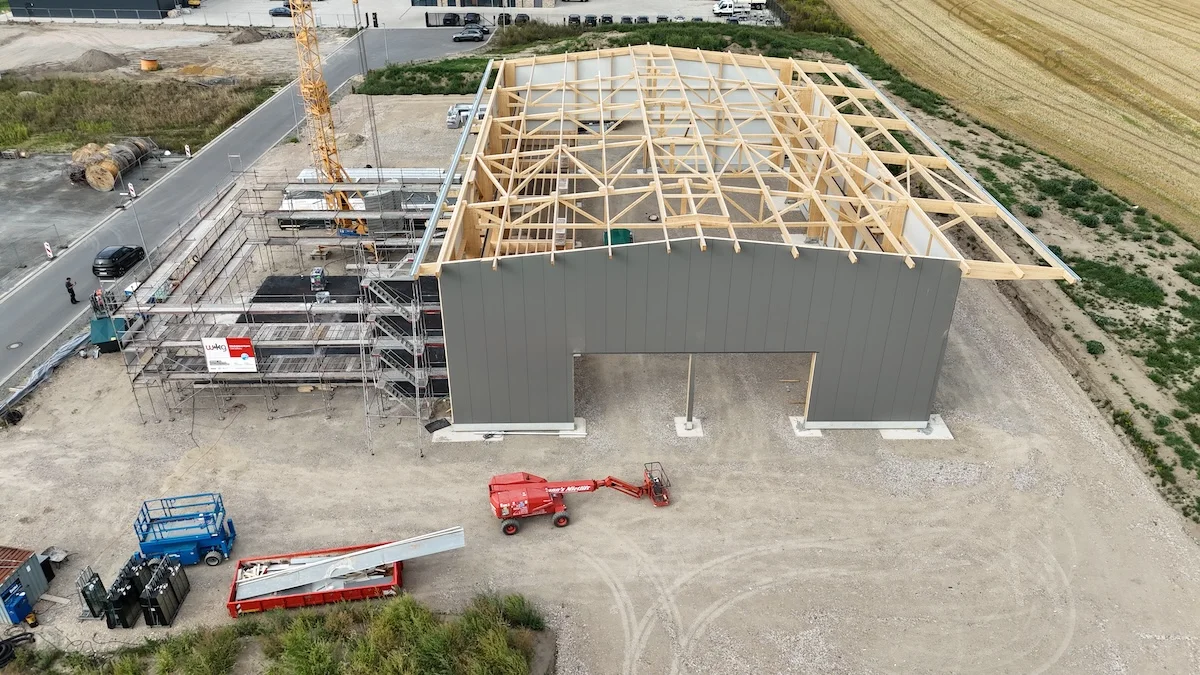Drohnenaufnahme der Halle mit Fassade und noch offener Dachkonstruktion