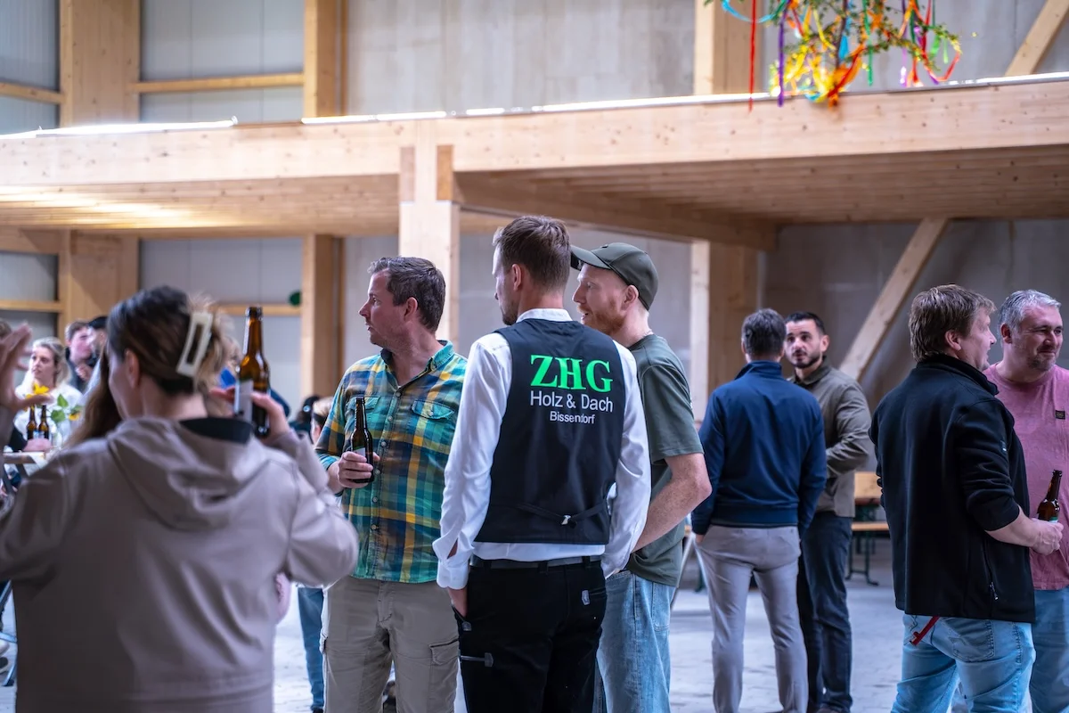 Richtfest 1 Gäste und ZHG-Team beim Richtfest in der neuen Halle